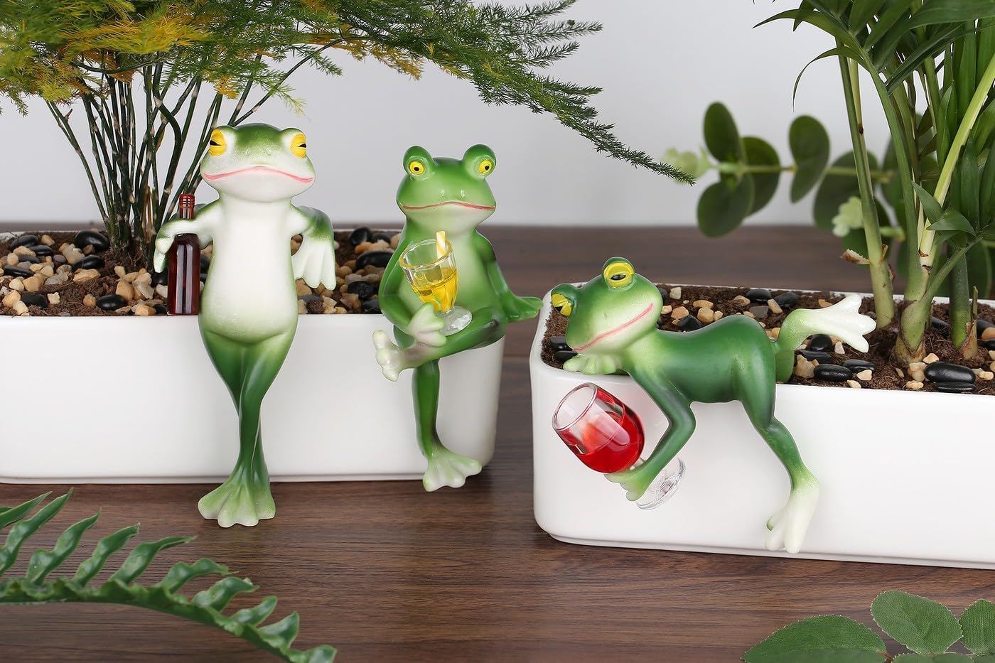 LAIDANLA Miniature Frog Figurines Funny Frog Garden Decor Outdoor Statue Plant Decorations for Garden Lawn Yard Ornament (Holding Wine Bottle)