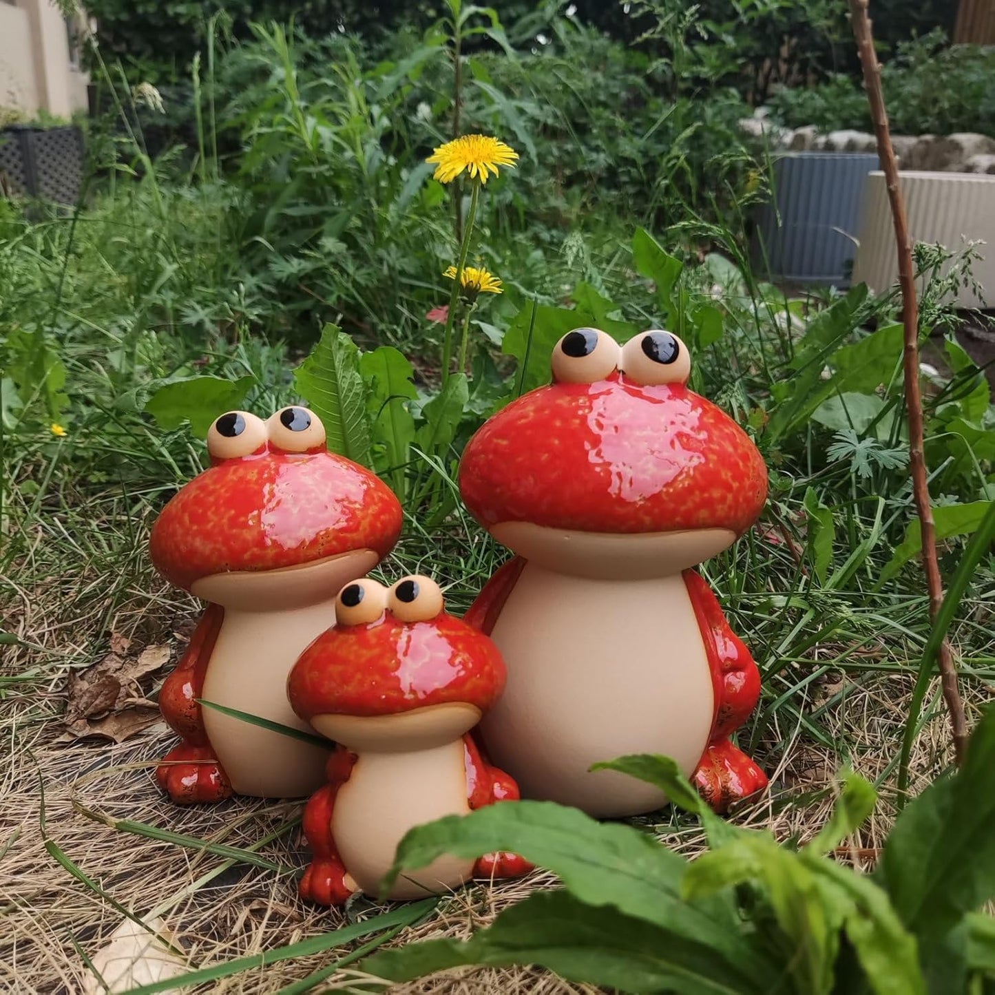 Frog Statues for Garden, Ceramic Frog Garden Decor for Outside, Cute Outdoor Yard Decorations Set of 3, Yard Decorations Gifts for Women, Mom, Grandma, Family and Friends(Red)