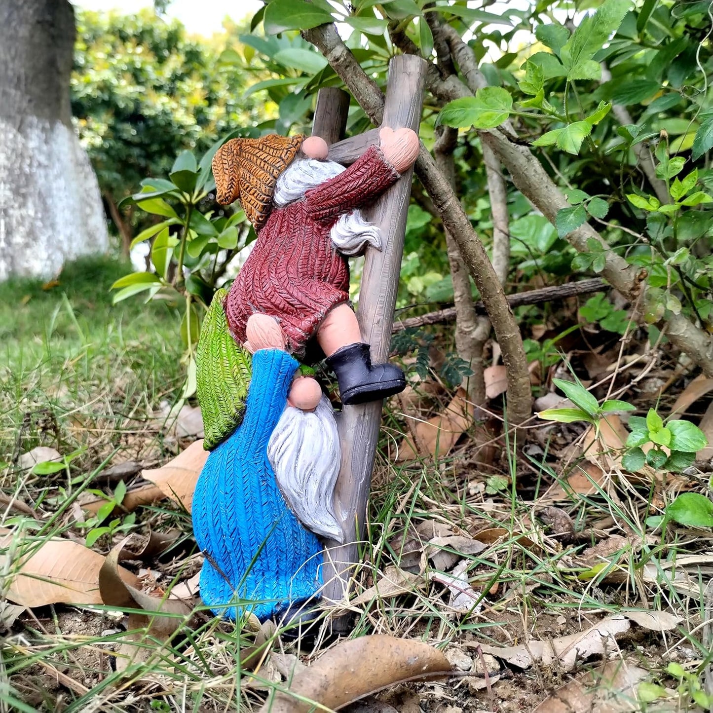 Funny Climbing Ladder Gnome Tree Hugger Decor, Garden Sculpture Decoration Elf Out The Door, Yard Ornament Resin Statue Outdoor Decor for Patio Lawn