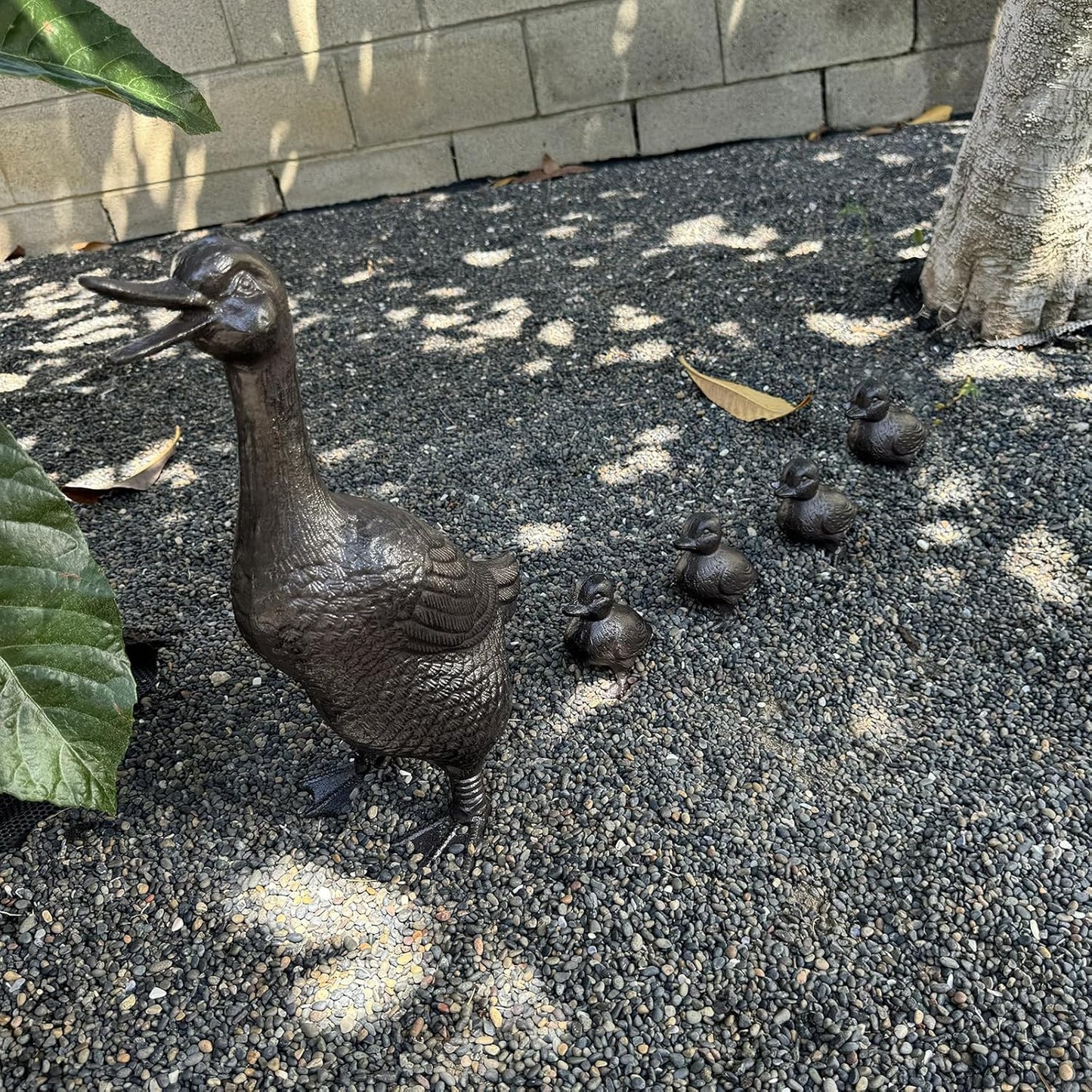 Vintage Cast Iron Duck Family Garden Statue, Rust Brown Mother Duck(15.7" Tall) with 4 Ducklings(3.6" Tall), Outdoor Decorative Sculpture Set for Yard Patio HC5387-6905