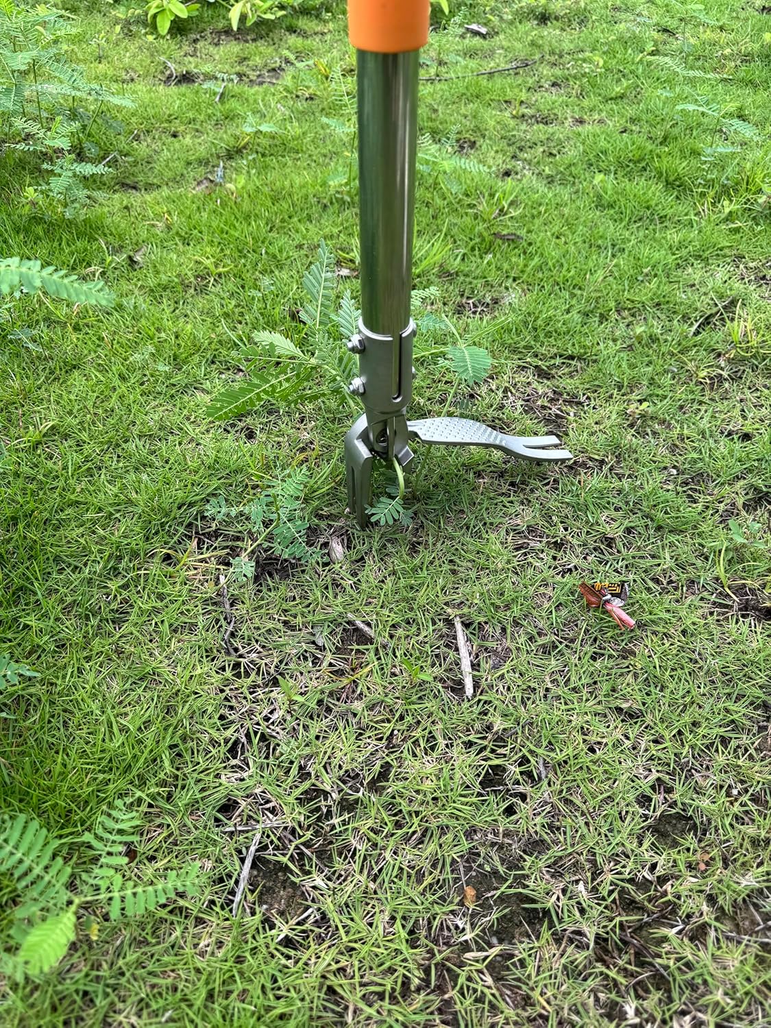 YYMIYU 52" Stand Up Weed Puller Tool β 4-Claw Stainless Steel Weeder with Grass-Pushing & Weed-Ejection Design β Heavy-Duty 0.8mm Steel Handle for Effortless Root Removal