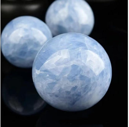 StoneStory Blue Celestite Crystal Sphere Ball with Wood Stand Large Healing Crystals Sphere Sculpture Home Office Decoration Fengshui Meditation Healing 90mm 3.54'' (Blue Celestite,3.54 in )