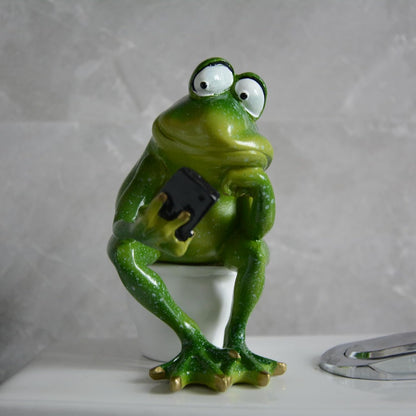 Funny Frog Sitting on Toilet, Green Frog Texting Toilet Decoration, Personalized Animal Resin Craft for Home, Office, Bathroom, Garden, Outdoor Gift