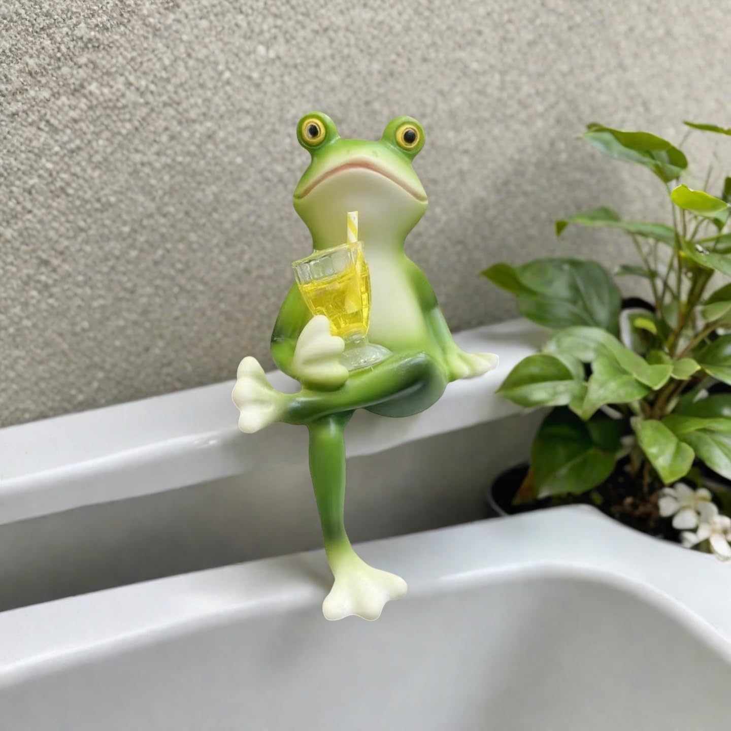 2 PCS Funny Frog Statue Flower Pot Hugger Resin Hanging Frog Figurine Planter Pot Decorations for Home Garden Fence Balcony Patio Lawn Yard Ornaments