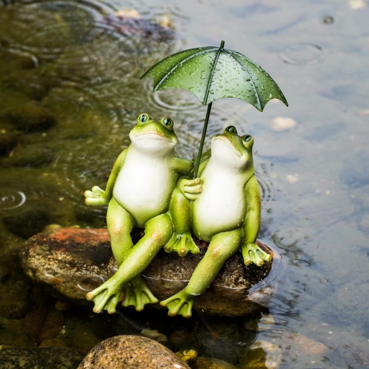 Couple Frogs Outdoor Statue - Frogs Decor Resin Happy Couple Hold an Umbrella Garden Statue Frog Garden Décor for Patio Yard Lawn Porch Gardening Décor 8.5" x 11" x 6.5"