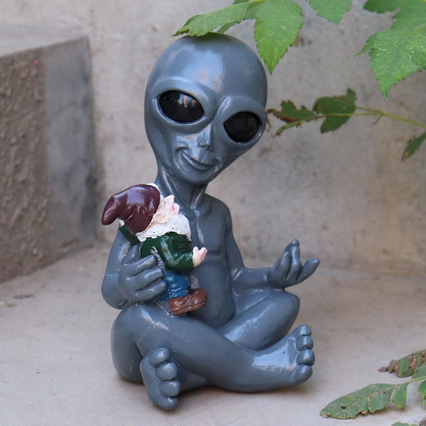 Dnoifne Alien Hugging Gnome Garden Decoration Statue, Resin Alien Dwarf Statue, Waterproof Garden Alien and Gnome Statue for Patio Lawn Porch Decoration Birthday Gifts Housewarming Gifts