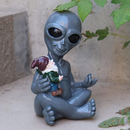 Dnoifne Alien Hugging Gnome Garden Decoration Statue, Resin Alien Dwarf Statue, Waterproof Garden Alien and Gnome Statue for Patio Lawn Porch Decoration Birthday Gifts Housewarming Gifts