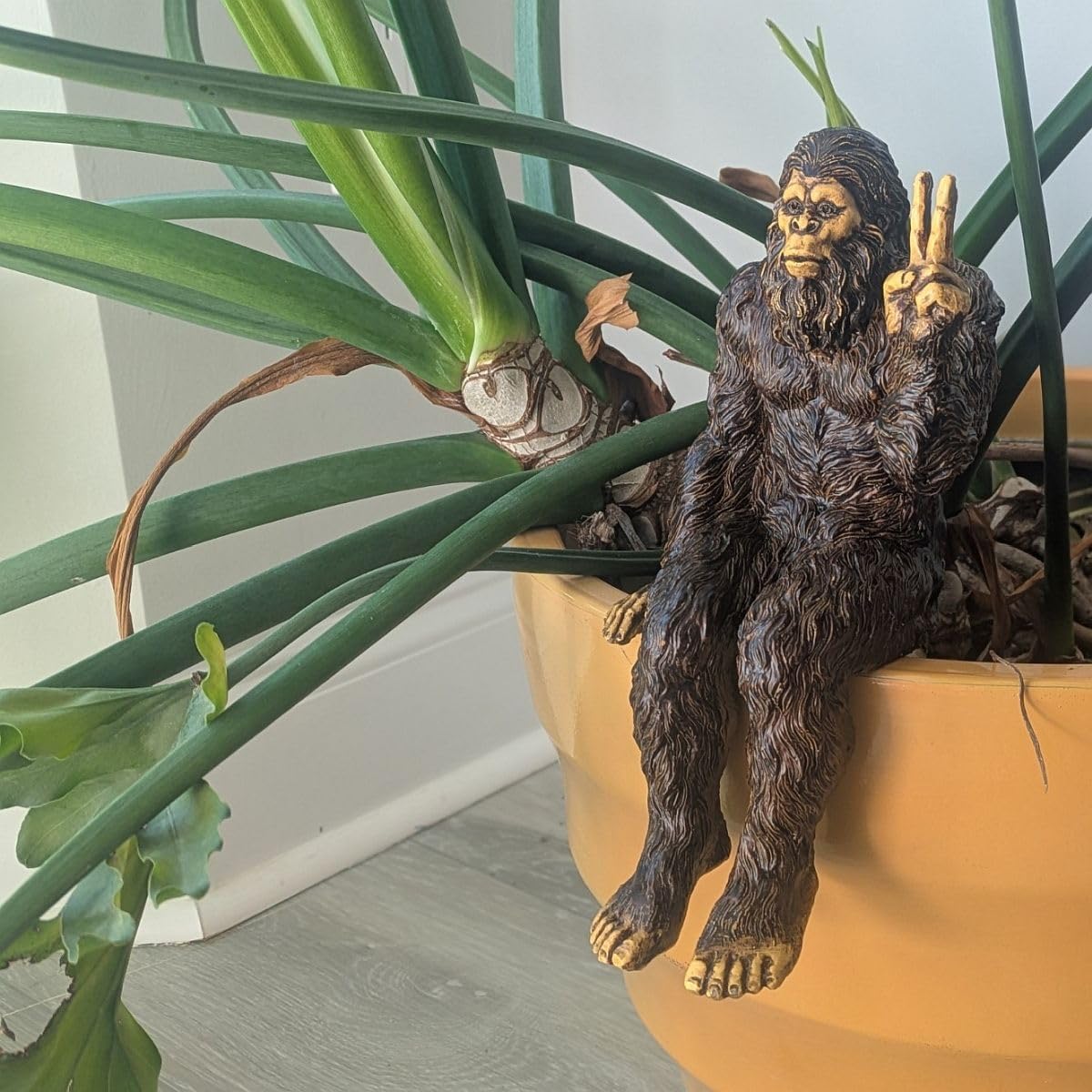 John Bernard & Company Bigfoot Peace Sign Decorative Sasquatch Yeti Statue/Figurine Indoor/Outdoor Sculpture for Patio, Deck, Home, Office 10 in H Shelf Sitter Figurine (Natural)