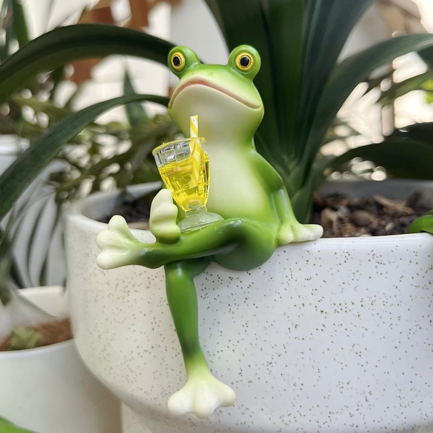 2 PCS Funny Frog Statue Flower Pot Hugger Resin Hanging Frog Figurine Planter Pot Decorations for Home Garden Fence Balcony Patio Lawn Yard Ornaments
