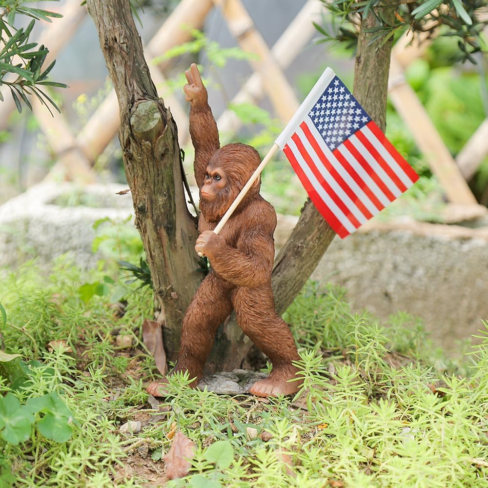 The Bigfoot Statue Holding The National Flag - Resin Bigfoot Savage Figurine Sasquatch Sculpture Interesting Indoor/Outdoor Garden Decorations, Novel Gifts for dad, Birthday Gifts