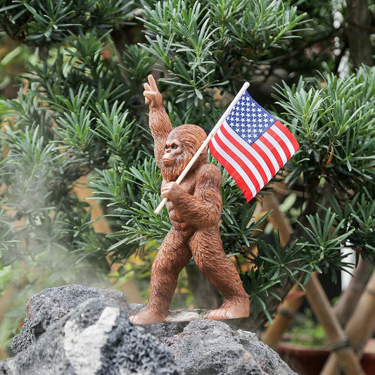 The Bigfoot Statue Holding The National Flag - Resin Bigfoot Savage Figurine Sasquatch Sculpture Interesting Indoor/Outdoor Garden Decorations, Novel Gifts for dad, Birthday Gifts