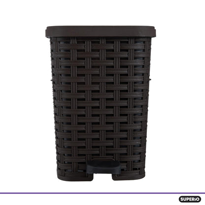 Superio Mini Trash Can with Foot Pedal Small Outdoor Garbage Can with Lid, 1.5 Gallon Plastic Waste Basket for Bathroom, Bedroom, Kitchen, Office, Patio (Wicker Brown 6 QT.)