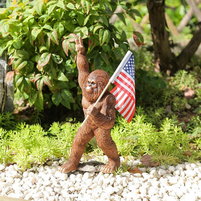 The Bigfoot Statue Holding The National Flag - Resin Bigfoot Savage Figurine Sasquatch Sculpture Interesting Indoor/Outdoor Garden Decorations, Novel Gifts for dad, Birthday Gifts