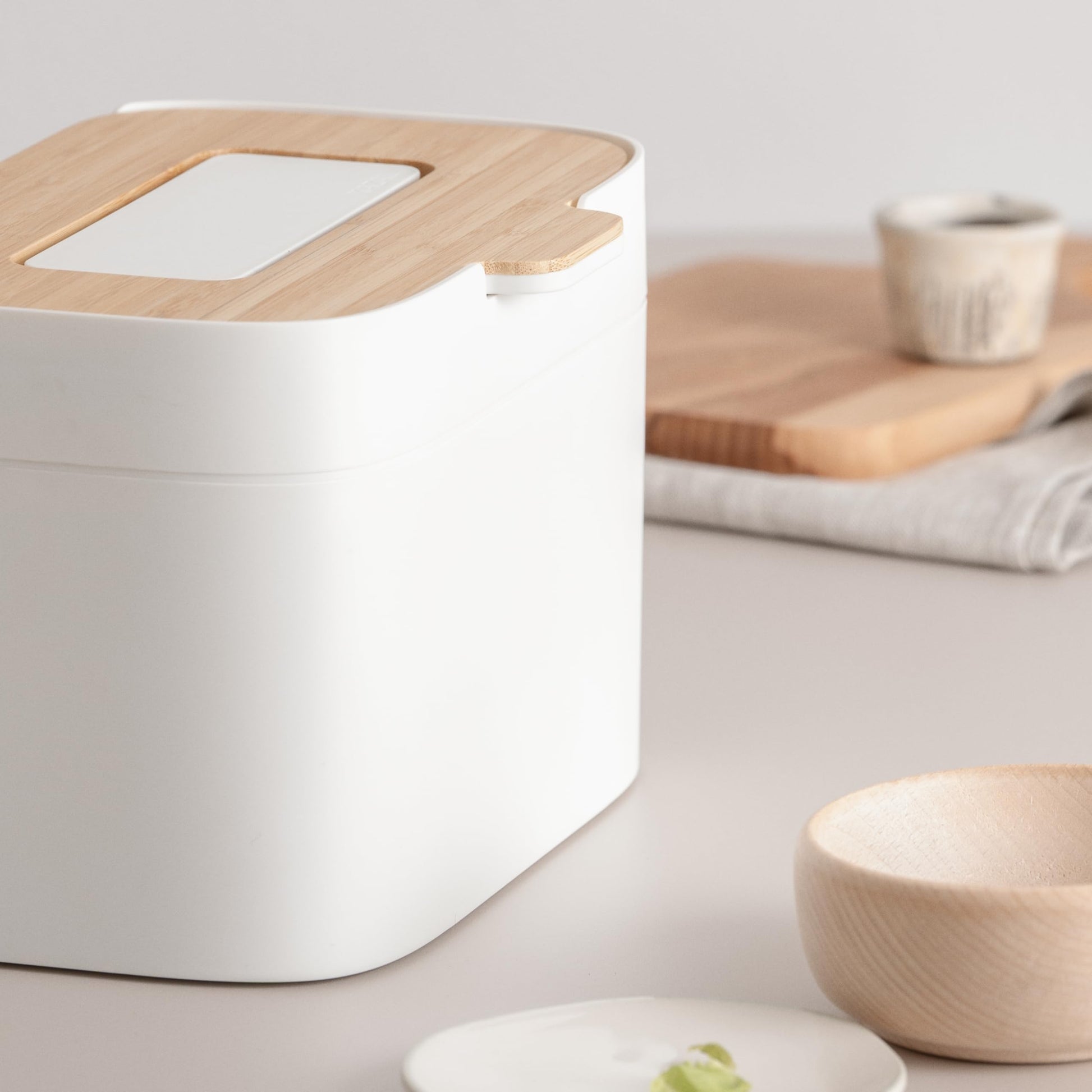 KAZAI. Compost Bin Kitchen 'Elin' | 1.2 GAL / 4.5L Countertop Compost Bin with Wooden Lid & Filter