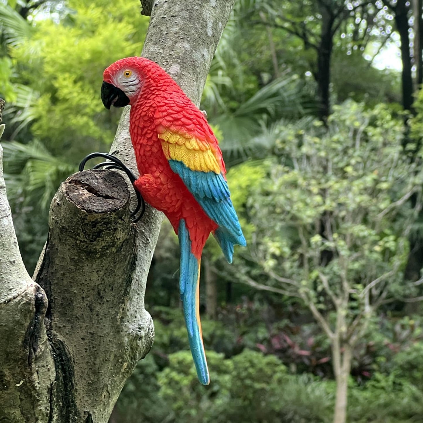 Realistic Parrot Sculpture Resin Hanging Parrots Garden Statues Lifelike Bird Figurines Landscape Ornament Patio Yard Lawn Figurine Tree Decor, Outdoor Garden Wall Statues (Red)