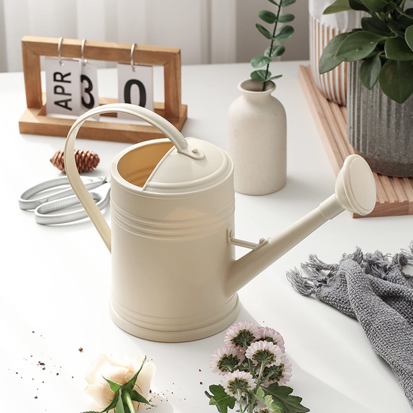 Watering Can for Indoor Plants, Flower Watering Can, Plastic Water Can for Plants with Sprinkler