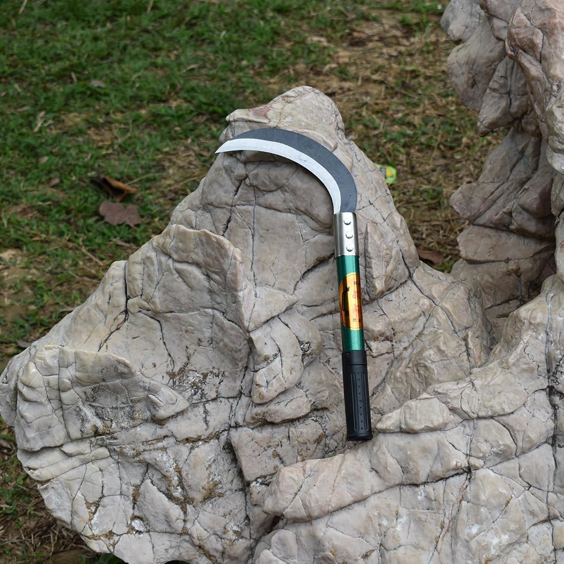 KEYI Weeding Sickle,Steel Grass Sickle,Manganese Steel Blade/Hardwood Handle Hand held Serrated Grass Hook Cutter - Great for Removing Unwanted Vines and Weeds. (13.8 in*6.3 in)