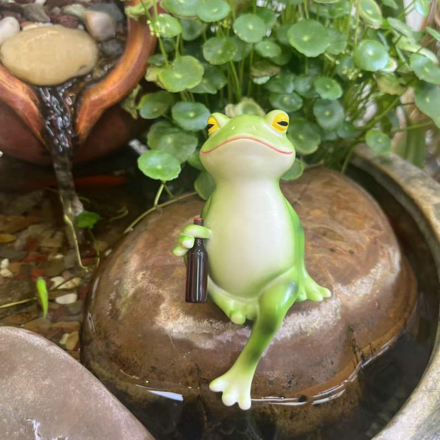 2 PCS Funny Frog Statue Flower Pot Hugger Resin Hanging Frog Figurine Planter Pot Decorations for Home Garden Fence Balcony Patio Lawn Yard Ornaments