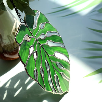 Tuitessine Monstera Suncatcher Stained Glass Leaf Exotic Jungle Tropical Decor Window Wall Hanging Home Decor Green Nature Ornament Glass Panel Birthday Gift for Grandma Plant Lovers 7.5 * 6.5”