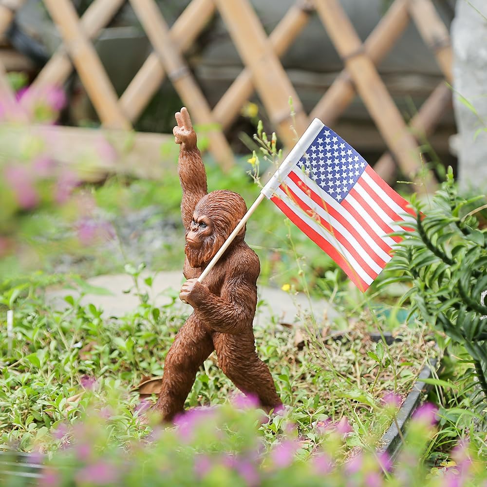 The Bigfoot Statue Holding The National Flag - Resin Bigfoot Savage Figurine Sasquatch Sculpture Interesting Indoor/Outdoor Garden Decorations, Novel Gifts for dad, Birthday Gifts