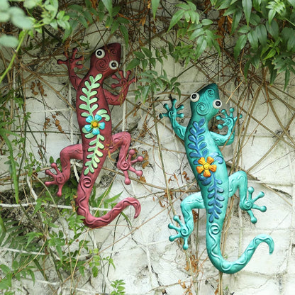 VCUTEKA Outdoor Metal Gecko Wall Art Lizard Wall Sculpture with Flower Outside Wall Sculpture Hanging Wall Decoration for Garden Patio Fence Yard Balcony Decor Brown