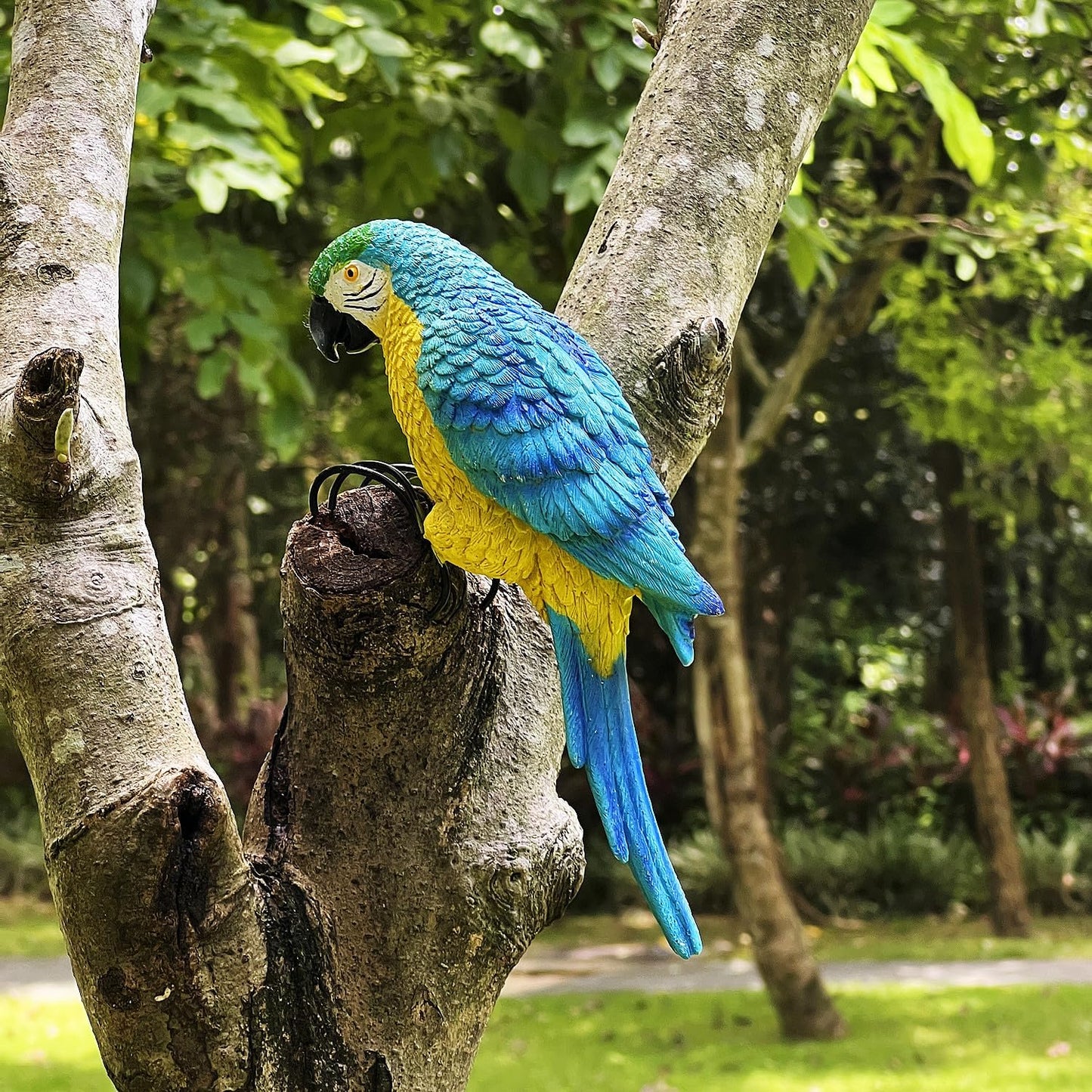 Realistic Parrot Sculpture Resin Hanging Parrots Garden Statues Lifelike Bird Figurines Landscape Ornament Patio Yard Lawn Figurine Tree Decor, Outdoor Garden Wall Statues (Blue)