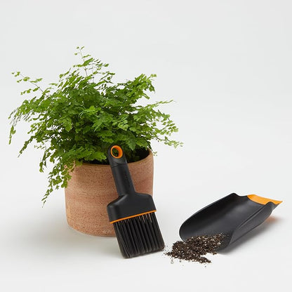 Fiskars Planting Soil Scoop and Brush Set Garden Tool for Indoor Gardening, Mess Control for Transplanting and Repotting, Made with Recycled Plastic