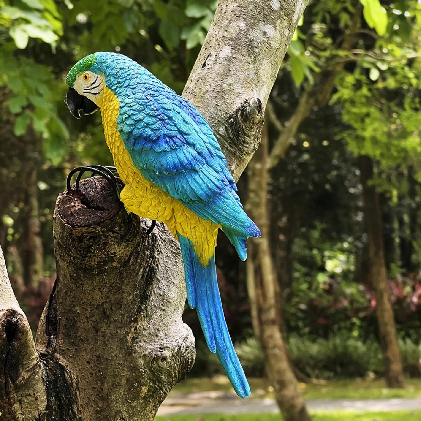 Realistic Parrot Sculpture Resin Hanging Parrots Garden Statues Lifelike Bird Figurines Landscape Ornament Patio Yard Lawn Figurine Tree Decor, Outdoor Garden Wall Statues (Blue)