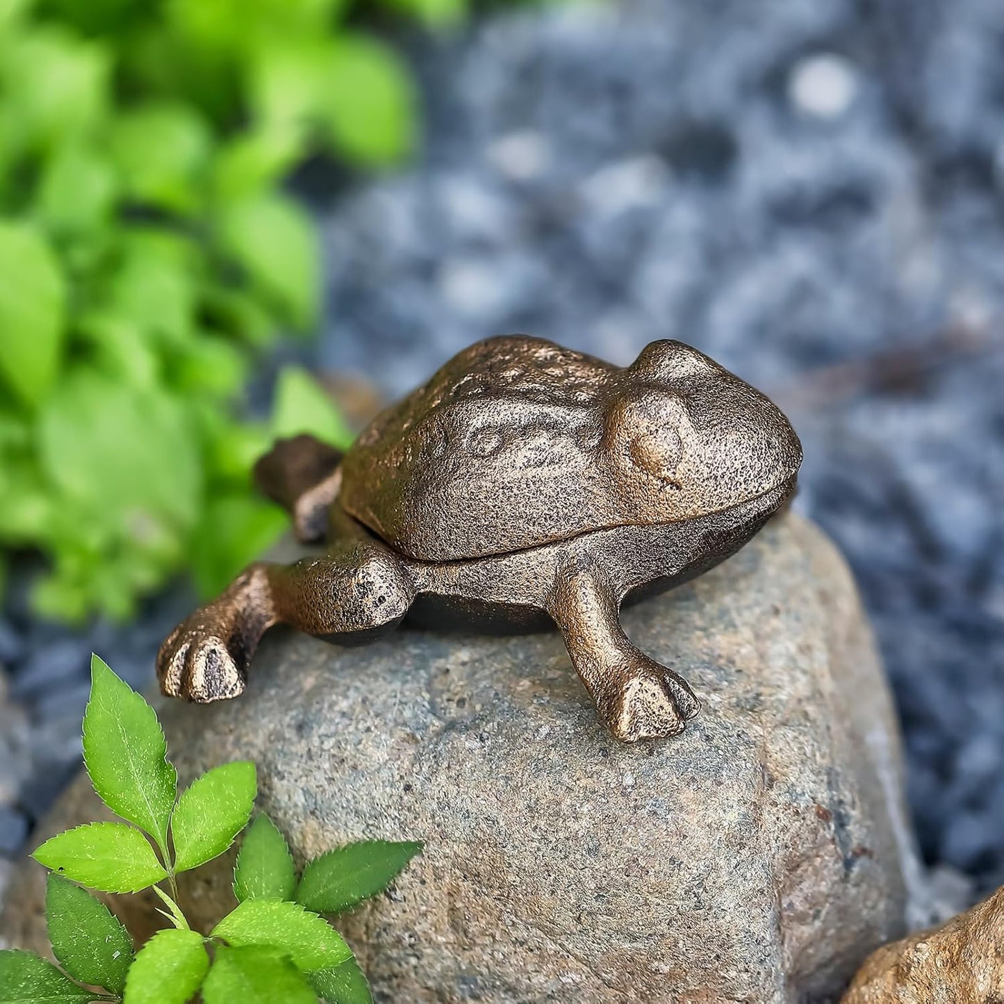 Outdoor Frog Key Hider, Cast Iron Frog Statue and Keys Hiders for Outside, Decorative Hidden Keys Holder, Antique Gold Hide a Key for Indoor Garden Yard Patio Decor