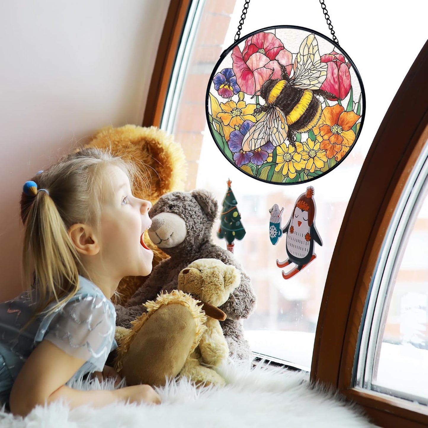 TNUW Bee Flower Stained Glass Window Hanging, Cottagecore Honey Bee Wildflower Sun Catchers Indoor Window Glass Round Wall Art Decor, Floral Wall Hanging Decorations, 7.9＂x7.9＂
