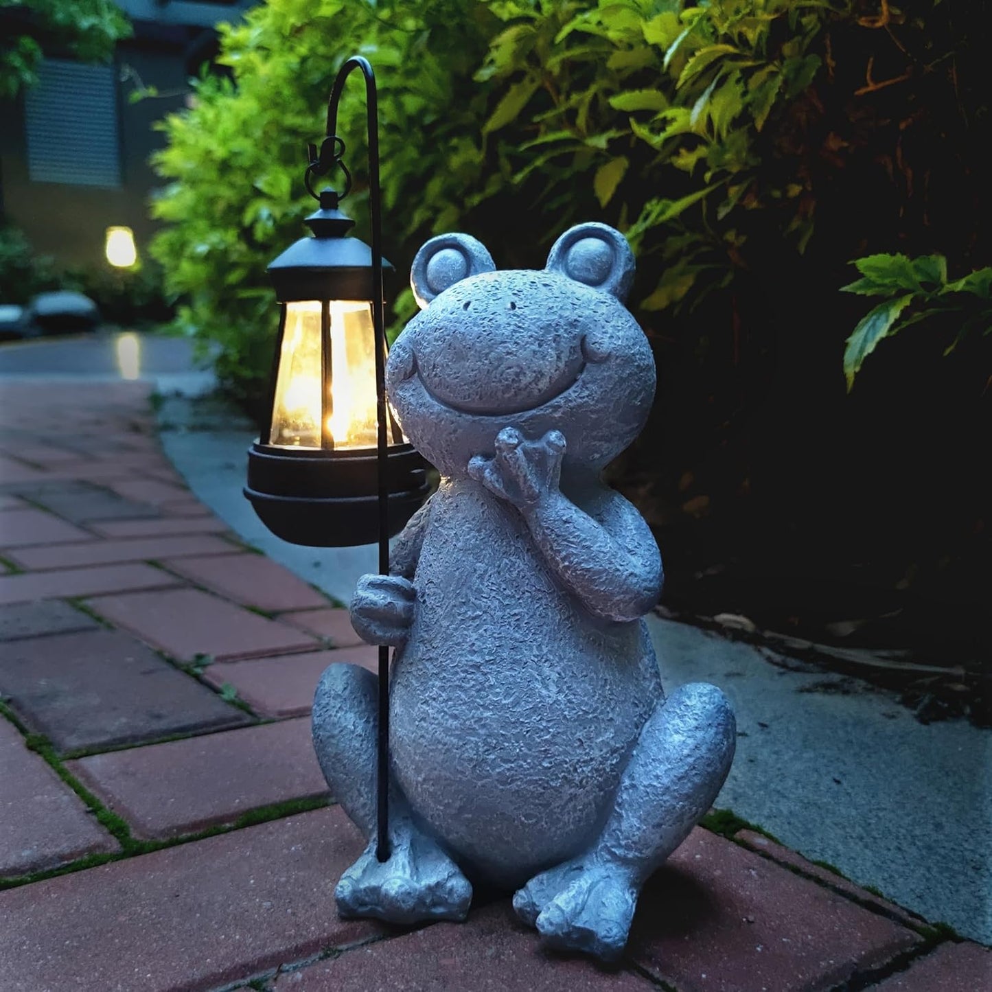 Frog Solar Garden Statues,Resin Frog Figurine Decorations with Solar Lights Lantern, Outdoor Figurines Lawn Garden Statue Decor Art for Lawn,Yard,Balcony Ornament,Gift for Home Mom.