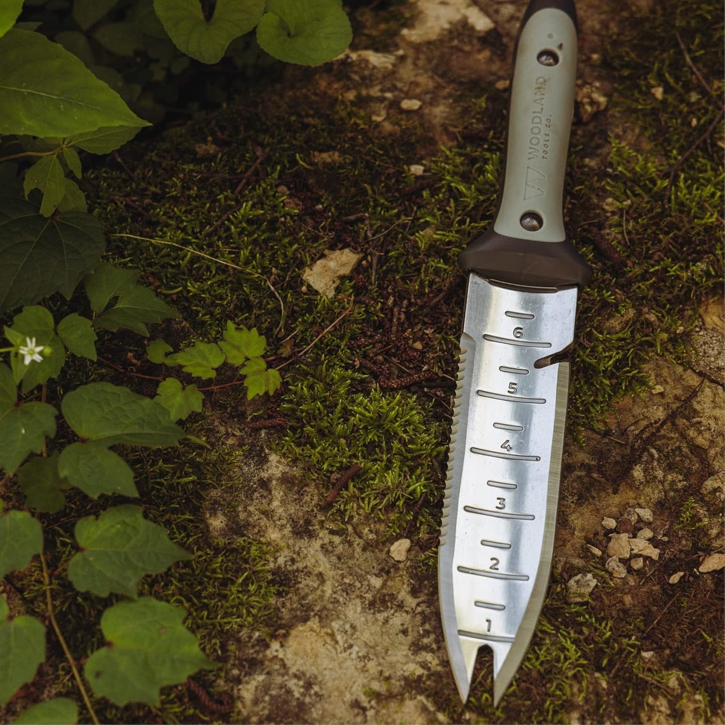 WOODLAND TOOLS Heavy Duty Hori Hori Garden Knife - Stainless Steel Soil Knife with Serrated Edge, Depth Markings, and Ergonomic Grip, Multi-Use Weeding and Digging Tool with Sheath for Gardening