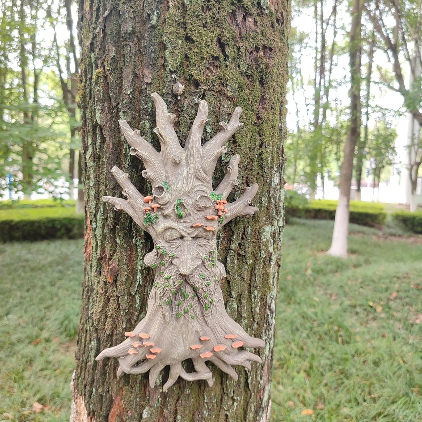 Whimsical Tree Face Garden Decoration ，Tree Faces Decor Outdoor Wallmounted Statue Art with Leaf Features, Outdoor Decor Garden Accessory.(Mushroom)