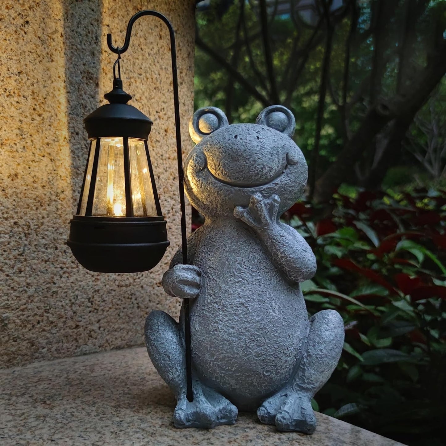 Frog Solar Garden Statues,Resin Frog Figurine Decorations with Solar Lights Lantern, Outdoor Figurines Lawn Garden Statue Decor Art for Lawn,Yard,Balcony Ornament,Gift for Home Mom.