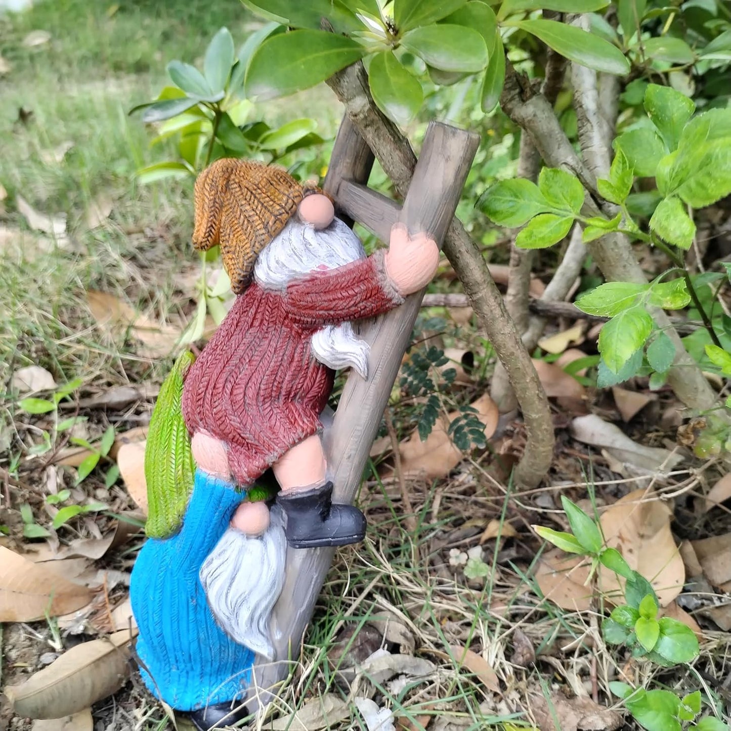 Funny Climbing Ladder Gnome Tree Hugger Decor, Garden Sculpture Decoration Elf Out The Door, Yard Ornament Resin Statue Outdoor Decor for Patio Lawn