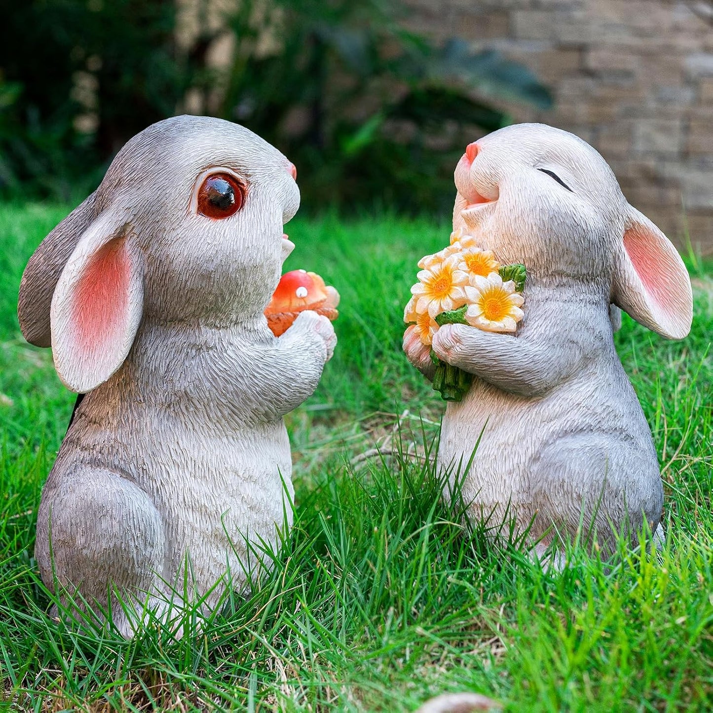 Solar Rabbit Garden Statues Outdoor Bunny Decor Resin Bunny Figurine Holding Mushroom with LED Lights for Porch Patio Lawn Yard Christmas Housewarming Gardening Gifts for Mom Grandma