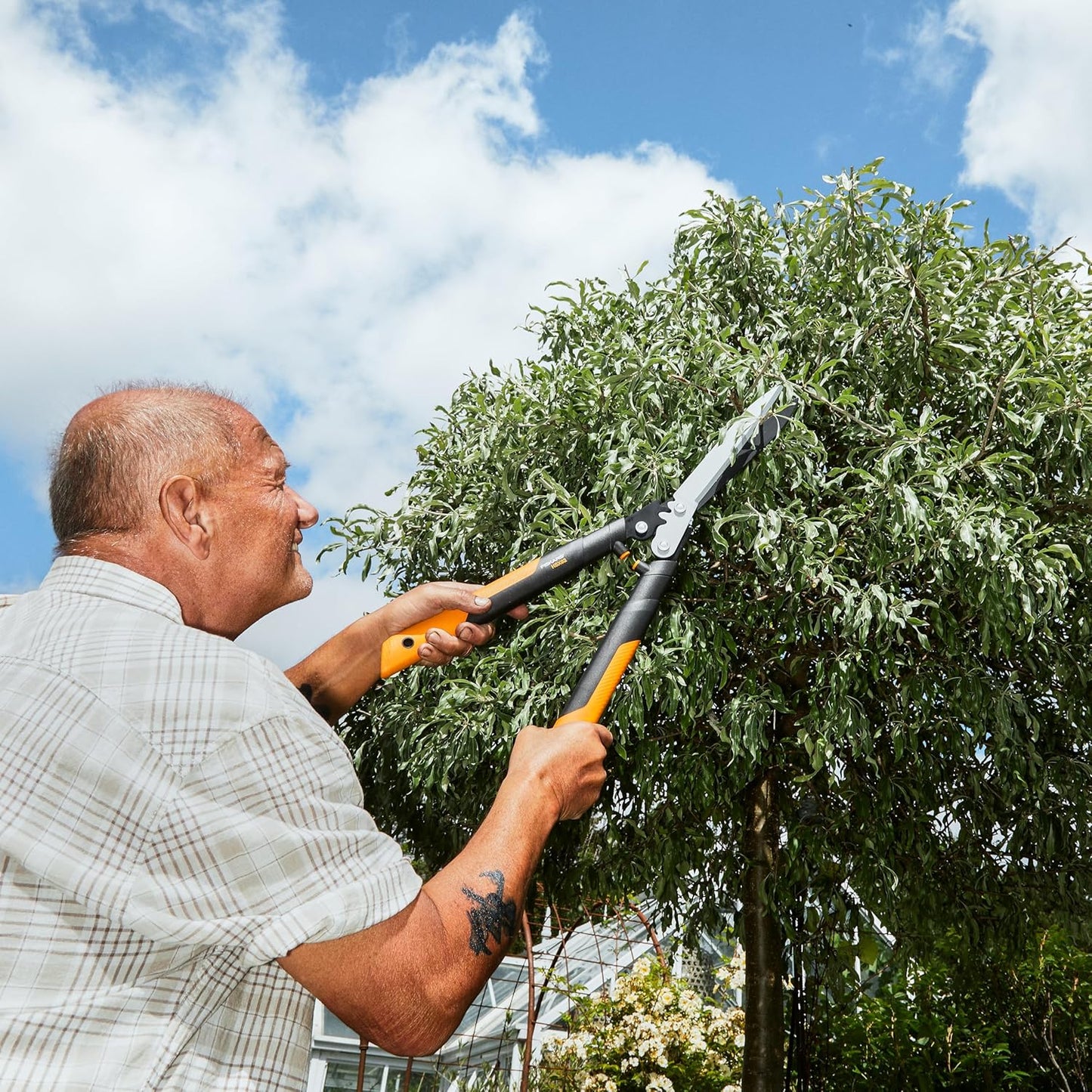 Fiskars 23-Inch Hedge Shears, Bush Trimmer with PowerGear2 Technology that Multiplies Power for Less Effort, SoftGrip Handles with Shock-Absorbing Bumpers