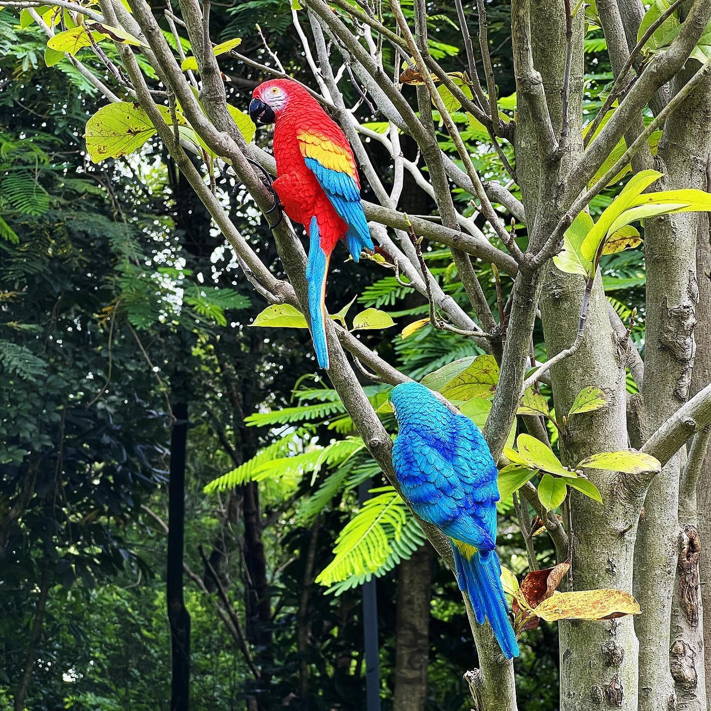 Realistic Parrot Sculpture Resin Hanging Parrots Garden Statues Lifelike Bird Figurines Landscape Ornament Patio Yard Lawn Figurine Tree Decor, Outdoor Garden Wall Statues (Blue)