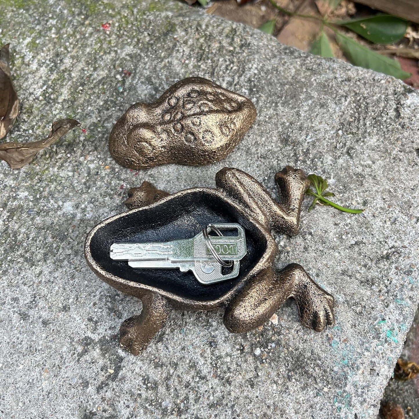 Outdoor Frog Key Hider, Cast Iron Frog Statue and Keys Hiders for Outside, Decorative Hidden Keys Holder, Antique Gold Hide a Key for Indoor Garden Yard Patio Decor