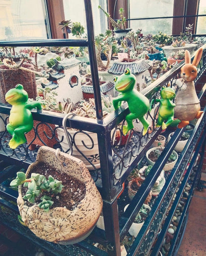 LANDOR Set of 3 Cute Frog Figurines Hanging Animal Statue,Resin Pot Climbing Sculpture Outdoor Statues Ornaments Décor for Flower potFence, Yard Art Patio Lawn House (3 frogs)