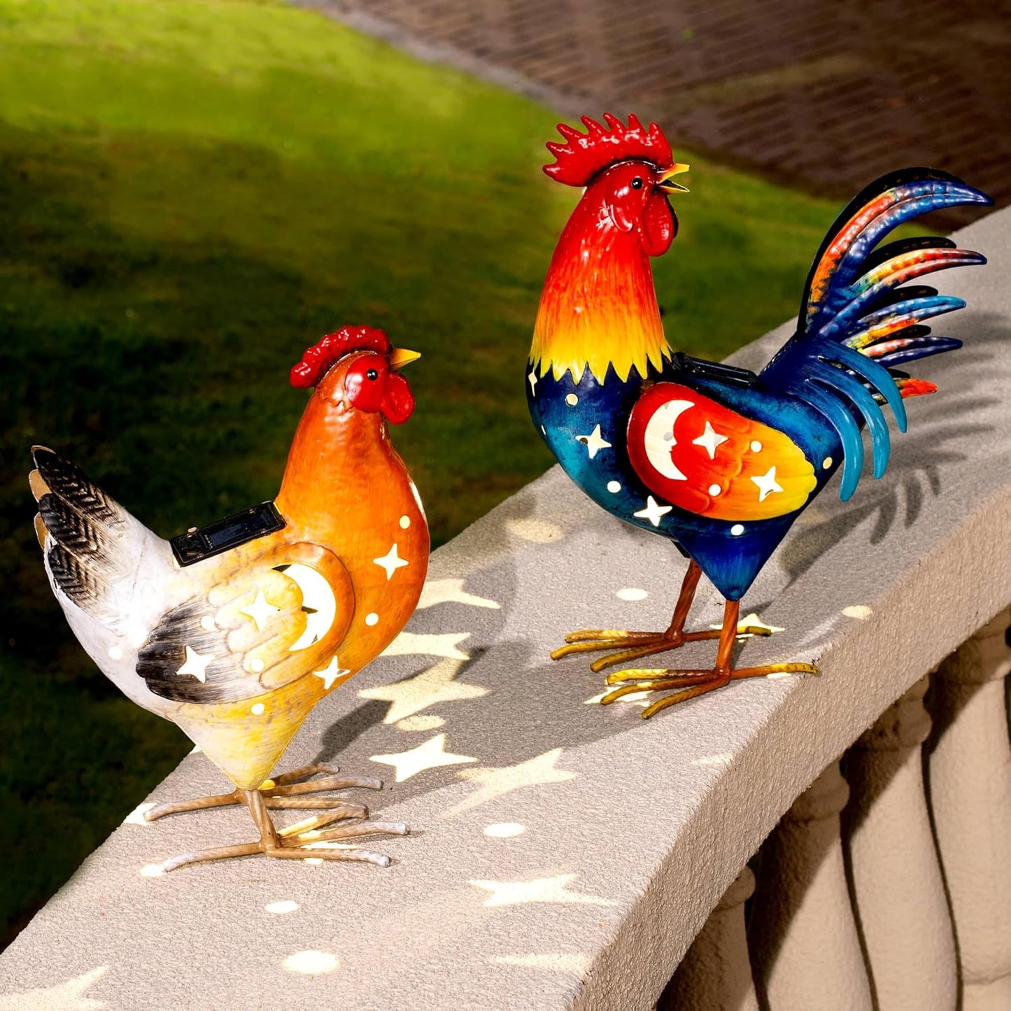 Natelf Solar Rooster Hen Yard Decorations Outdoor Metal Yard Decor Animal Chickens Yard Art for Garden Decor, Lawn Ornament for Porch Backyard Patio Coop Kitchen, Housewarming Gift, Set of 2