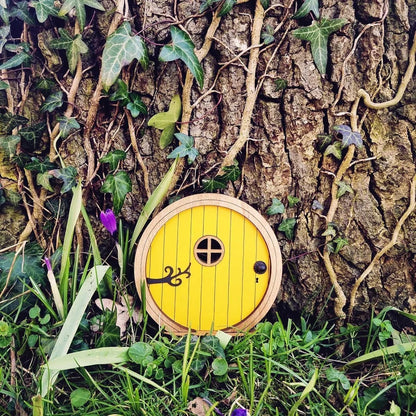 1Pc Fairy Garden Door for Tree, Fairys Doors for Trees Outdoor and Tree Trunk, Mini Fairy Garden Sculpture Lawn Ornament Decor, Fairytales Door Decoration，Gardens Miniatures (Yellow)